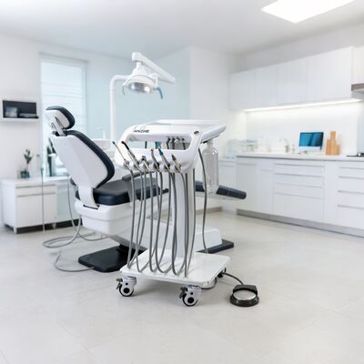 Goede prijs. Lichte mobiele tandheelkundige eenheid met 4 wielen Draagbare tandheelkundige behandelingskar met compressorzuigsysteem Dental Clinic apparatuur online