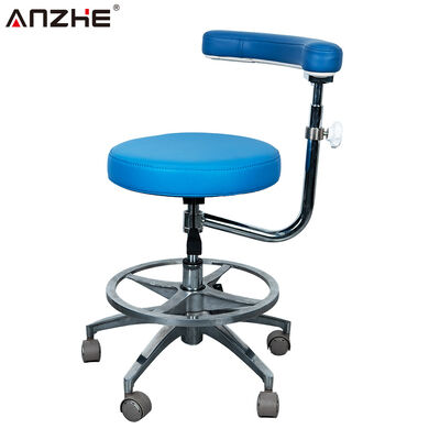 Ergonomische tandartsassistentkruk met 360 graden draaibare armleuning, rugleuning, verstelbare hoogte, voetring en zware wielen